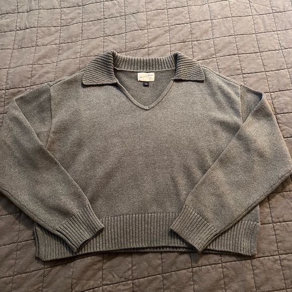 Universal Thread Sweaters - Universal Thread Charcoal V-neck Pullover Sweater